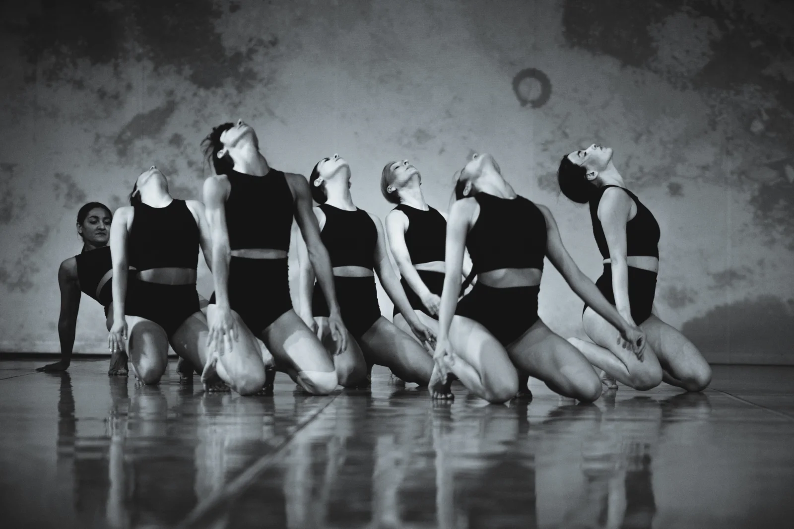 Ballet photography — contemporary kneeling row bw — ORIA.FILMS