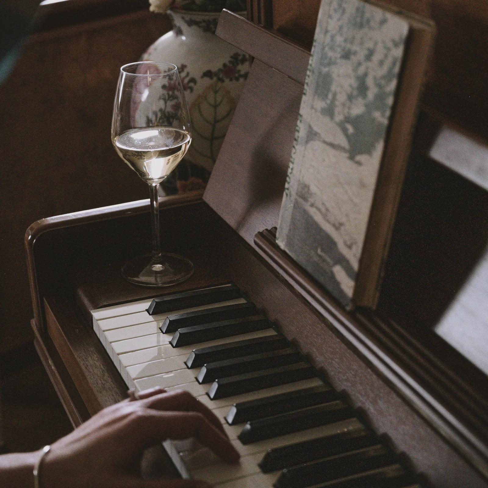 Food photography — piano wine glass — ORIA.FILMS