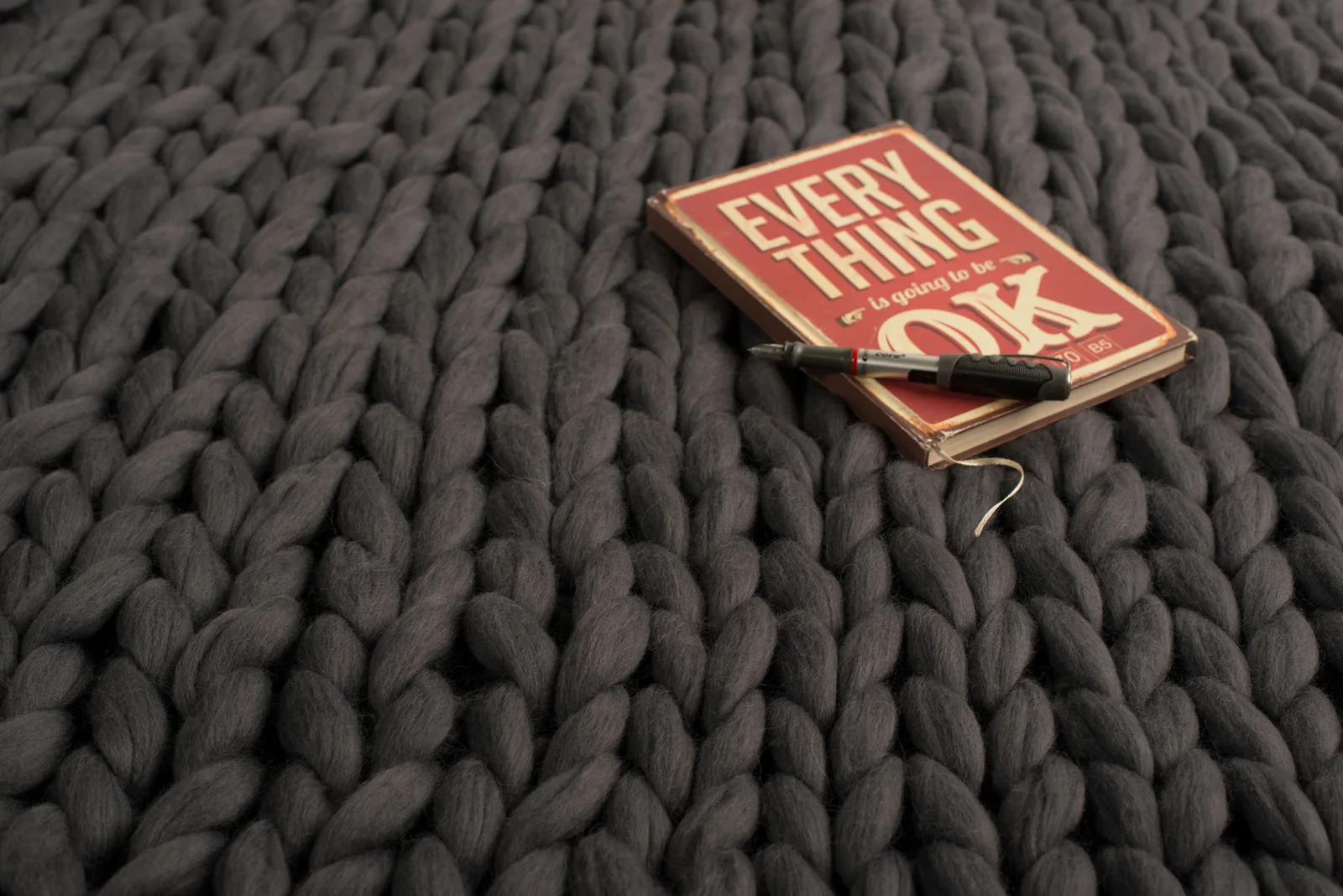 Product photography — notebook quote blanket — ORIA.FILMS